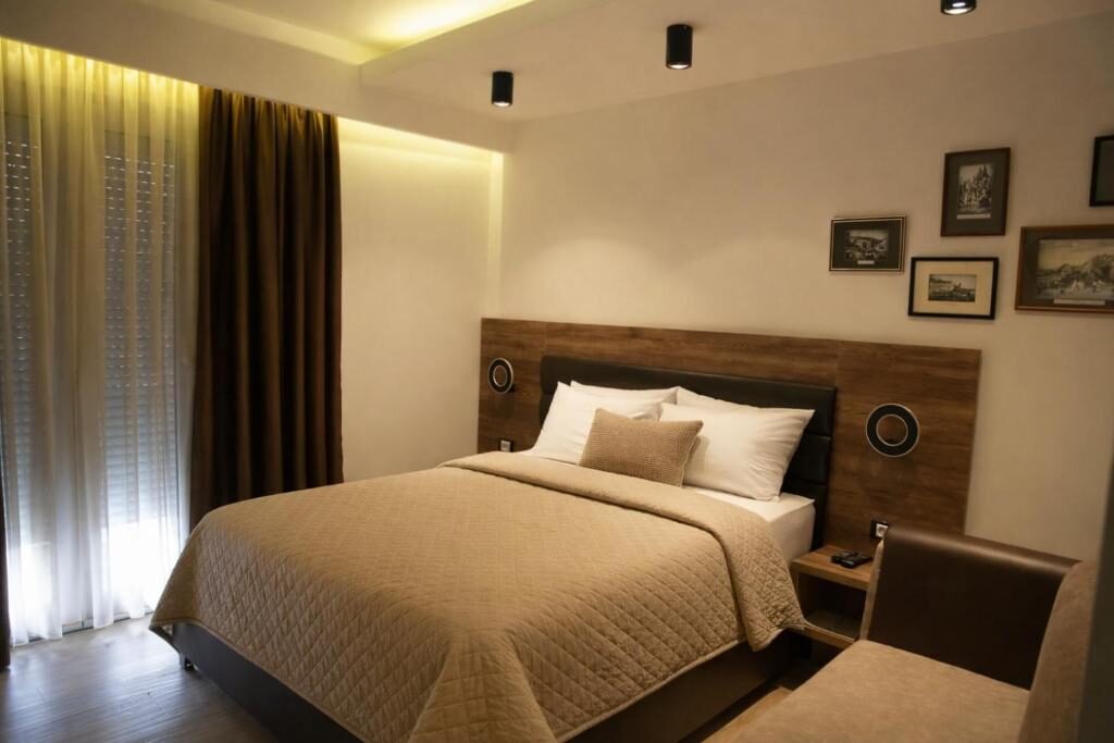 Comfortable double room with a wooden headboard, soft lighting and a balcony at Resort Comfort - Long Beach